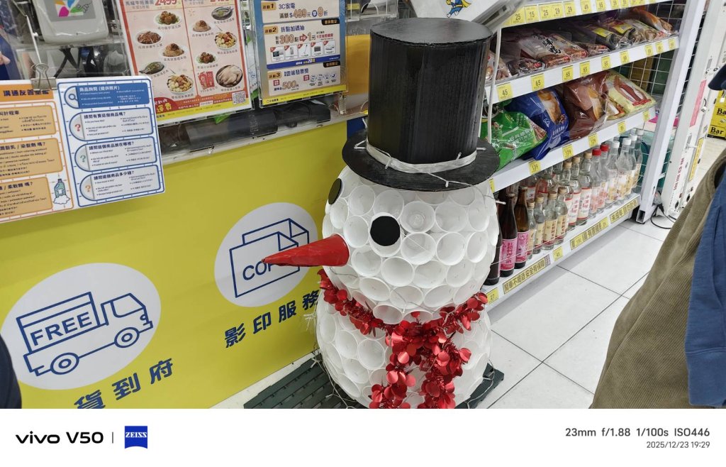 應景雪人  聖誕樹  屏東市小北百貨  創意讓人佩服