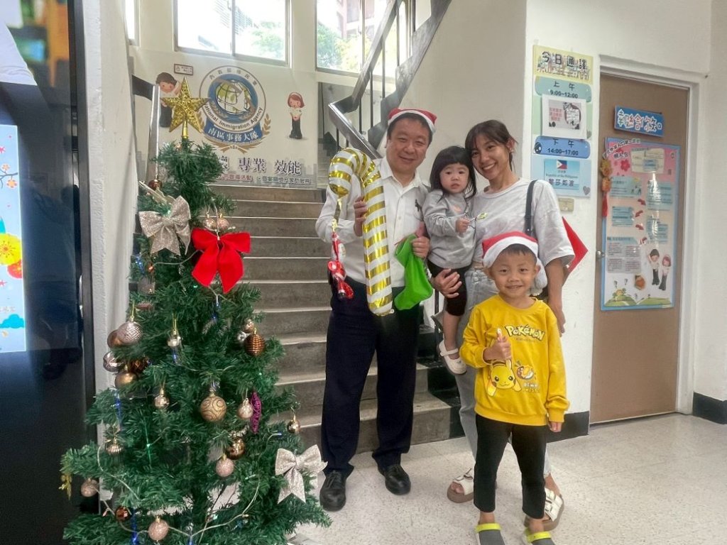 高雄移民署妝點聖誕風　打造溫馨洽公空間　民眾心暖開懷