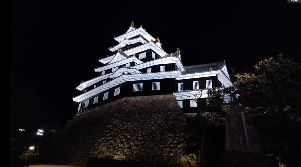 岡山城「烏城」夜色巡禮　黑牆金光戰國美學