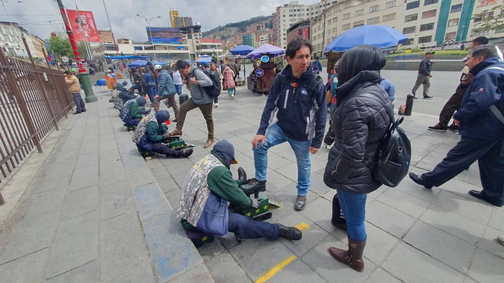 南美旅遊  街頭擦皮鞋  好熟悉的畫面