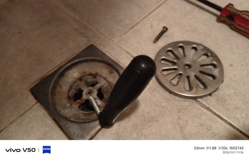 排水孔毛髮阻塞  200元長條鐵絲  攪動之後掏出毛髮來