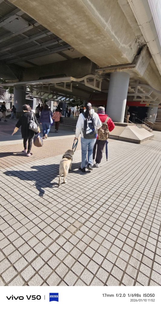 盲人搭乘大眾運輸工具  一路好人相助