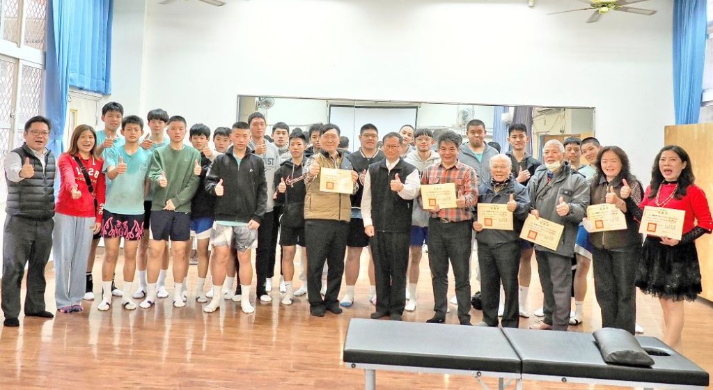 【全國賽前最強後盾】青年國中金虎籃球隊全力備戰　正修科大養生保健團隊到校守護選手健康