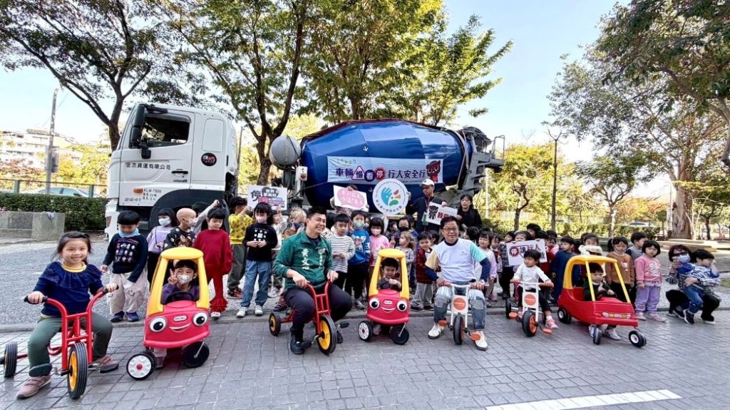 小小行人闖關趣！新上國小幼兒園辦「過馬路大挑戰」 水泥車進校園　實境體驗扎根交通安全