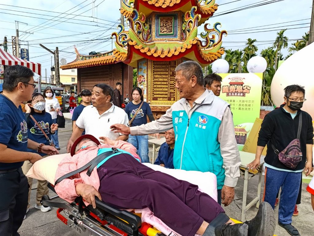 長治活動人潮湧現突發插曲 吳亮慶即時指揮送醫　高齡婦人平安無礙