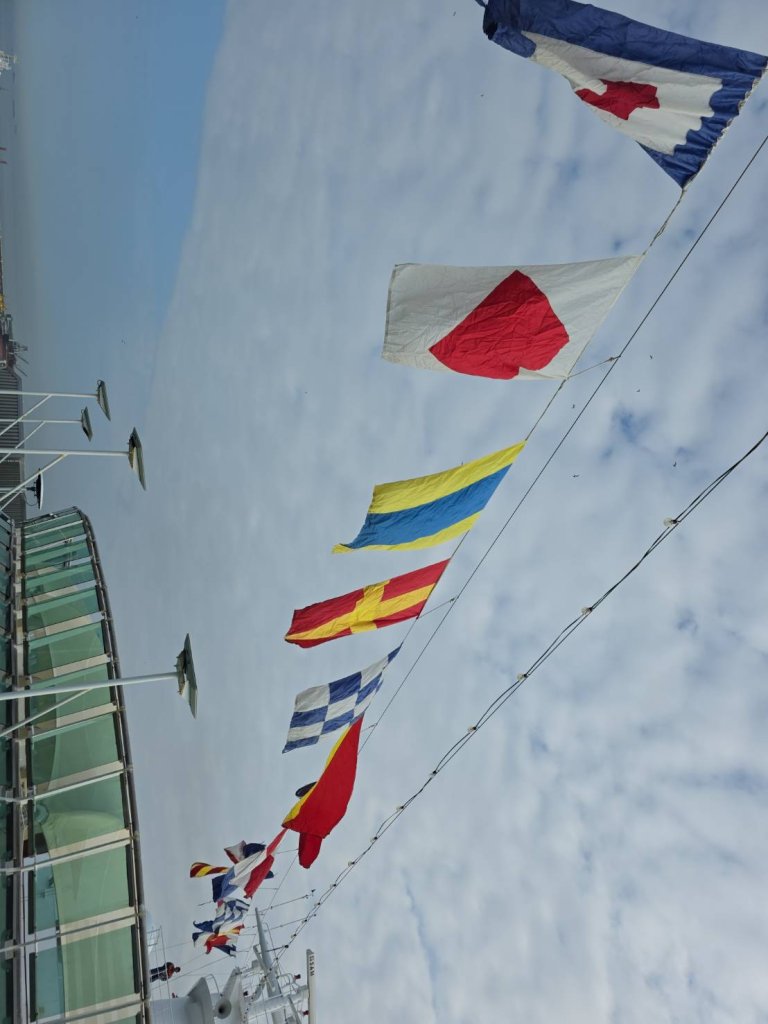 大船進港有規矩  旗幟表達不同意義