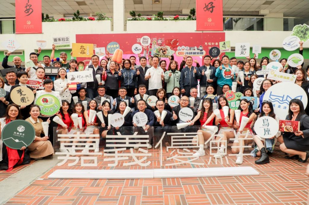 嘉義優鮮聯手台灣燈會！12款限定伴手禮亮相 翁章梁率職棒女神嗨跳「撒嬌舞」力薦