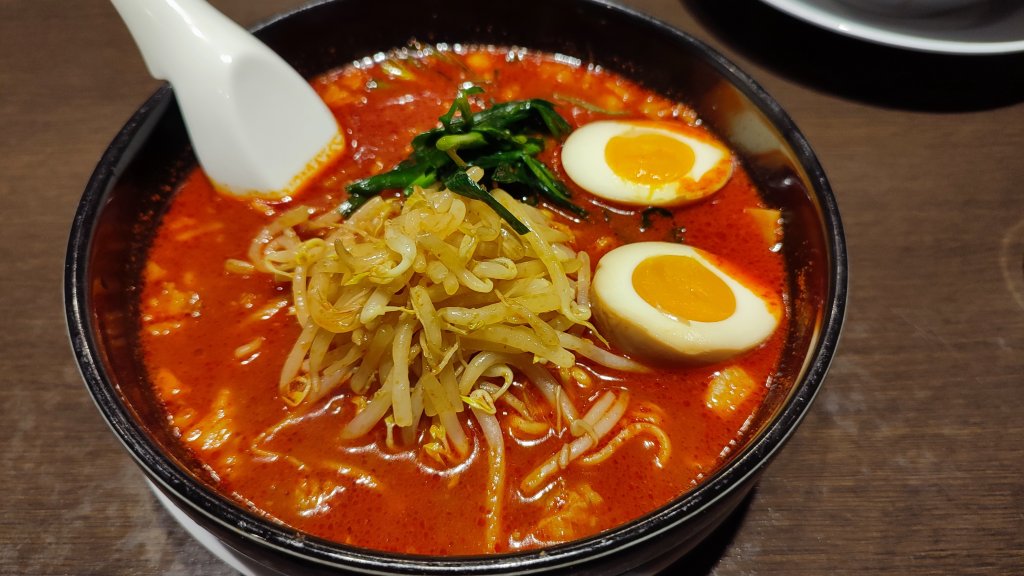 點燃食慾赤紅一碗麵　米原來來亭以<旨辛麵>多樣搭配擄獲饕客