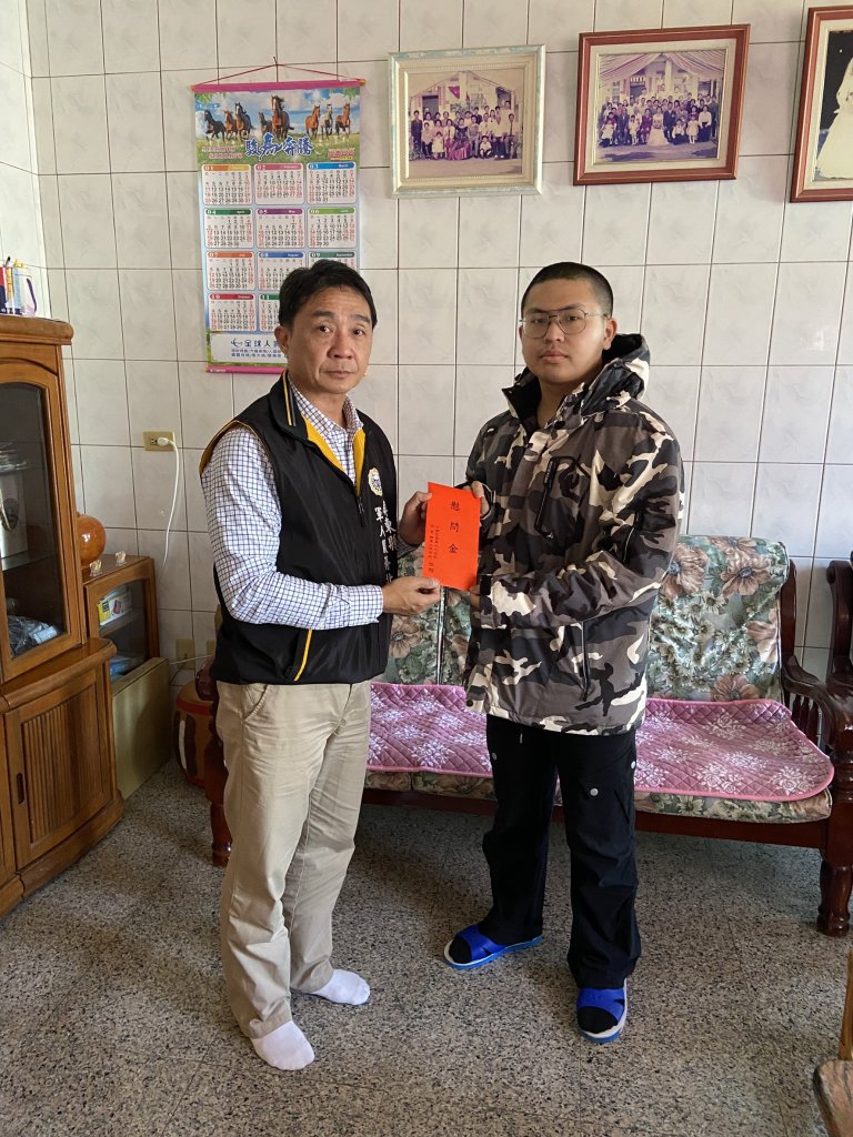 臺銀人壽郭建忠董事長暖心關懷 軍友保代慰問空軍涂姓士兵 祝福早日康復