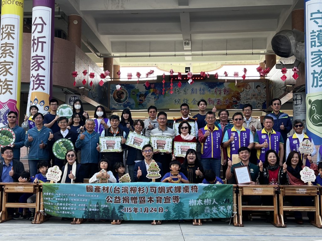永續木育教育，鍾佳濱媒合國產材課桌椅公益捐贈 ，讓屏東學子擁抱土地溫度