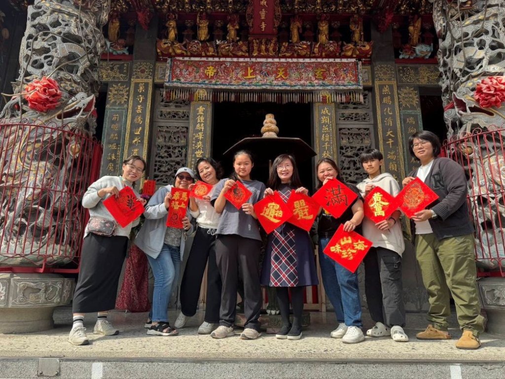 墨香傳情迎金馬　燕巢國中攜手書法名家威靈寺揮毫贈春聯