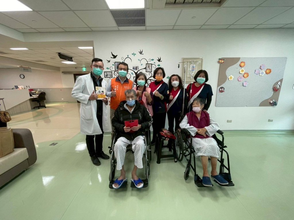 「真善美聯誼會送暖屏東榮總安寧病房 點心與暖暖包陪伴病友心安」