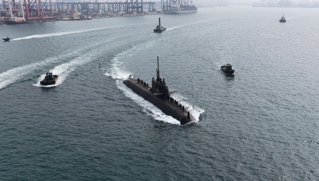 海鯤軍艦執行潛航前置海上測試