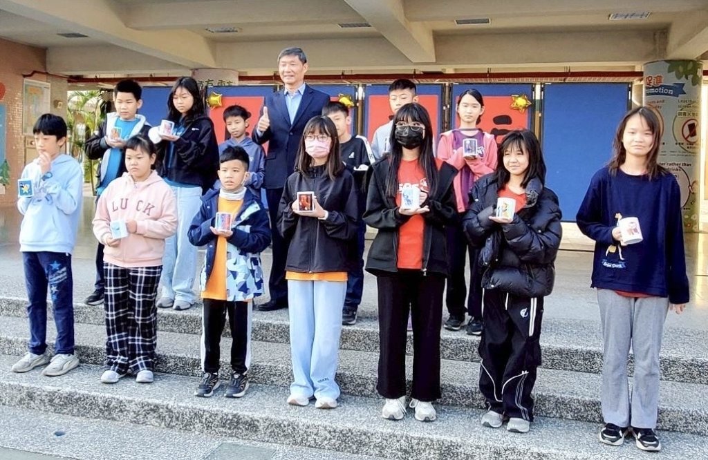 畫出心中的那匹馬！ 正興國小學生用平板創作190匹「夢想馬」　百馬奔騰迎向未來