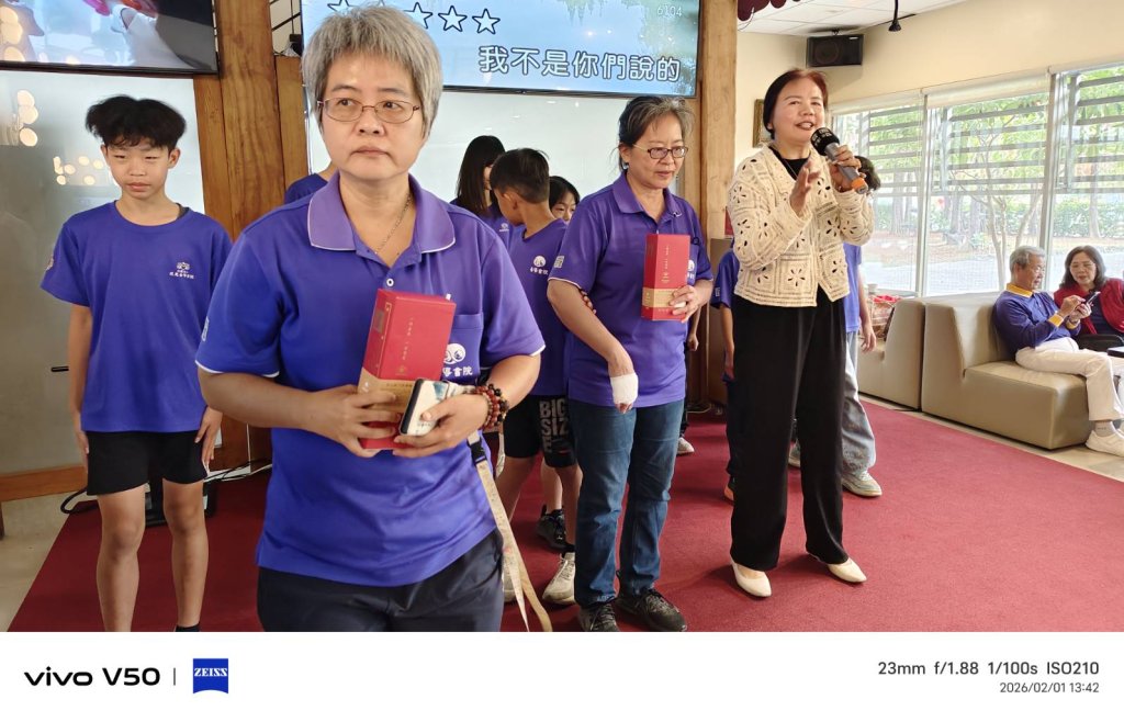 善導書院院童  萬寶祿董事長接待他們