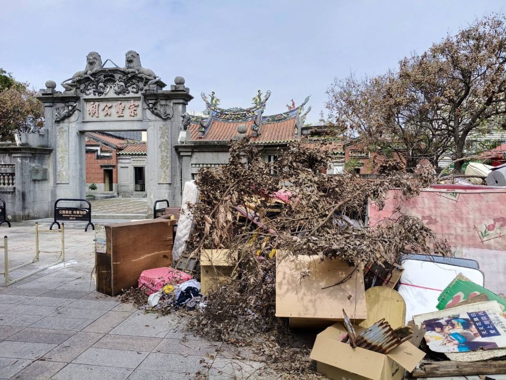 宗聖祖靈受辱！屏東宗聖公祠大門遭棄置大量廢棄物