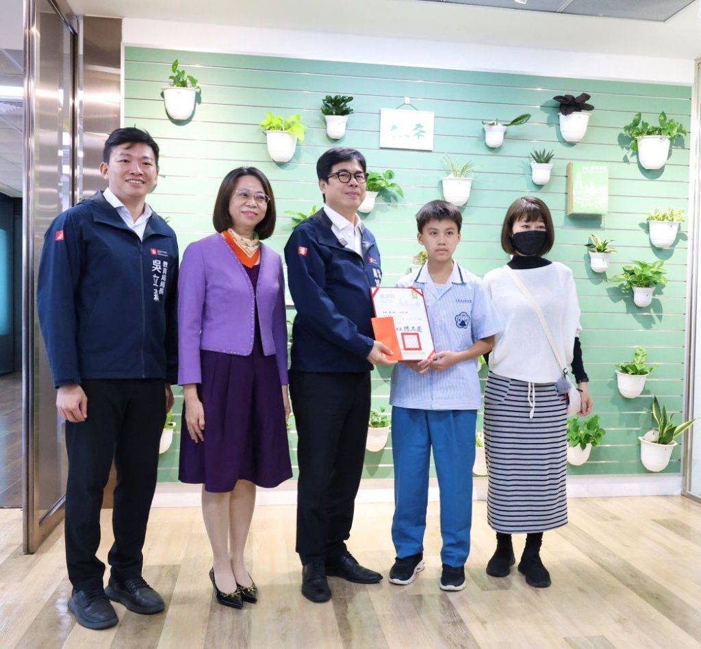 放學路上的一個選擇，感動整座城市──鳳山國中生護送身