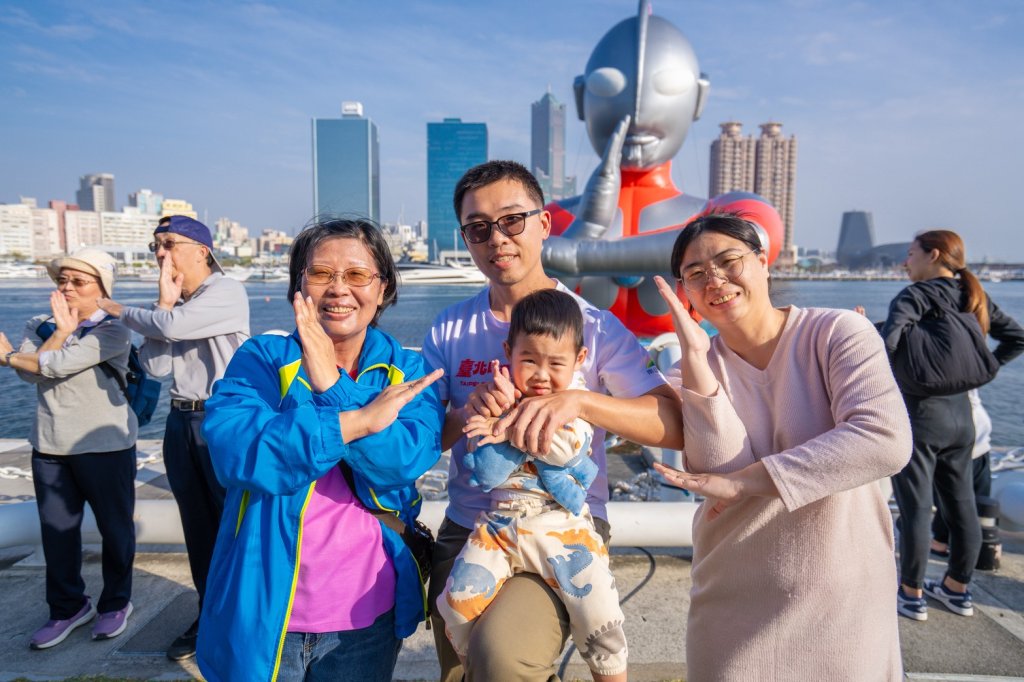 超人力霸王首度降臨高雄港　海陸雙域震撼登場 2026高雄冬日遊樂園盛大開幕