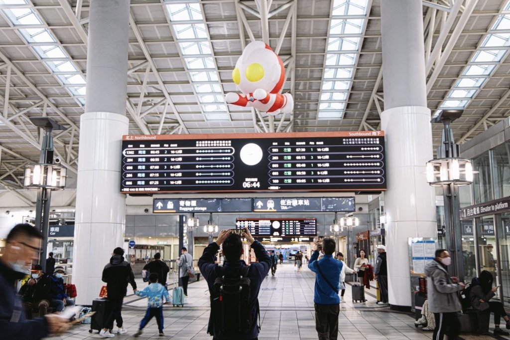 【直擊現場】超人力霸王空降高鐵左營站！一出月台就被萌翻，高雄這波真的太萌