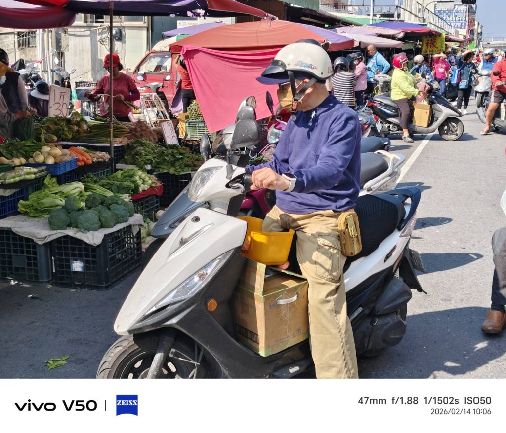 老公機車前面擺個小凳子  溫馨到「無以倫比」