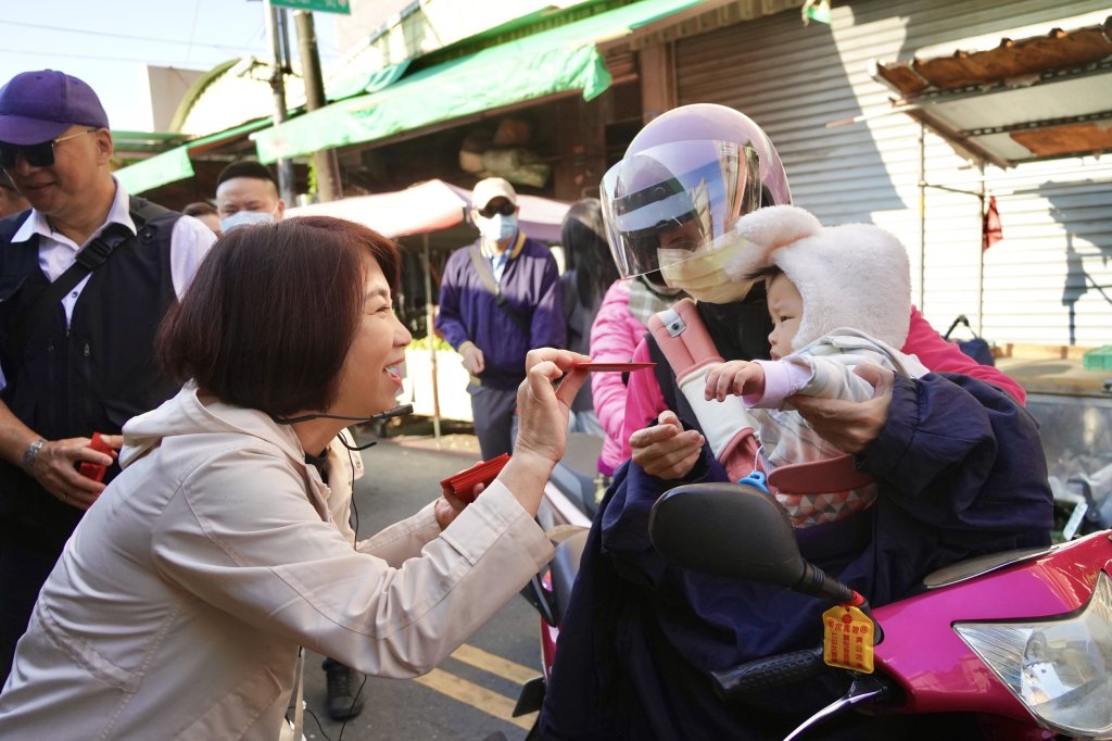 「馬上快樂！」屏東縣長周春米市場拜早年 限量紅包掀搶領熱潮