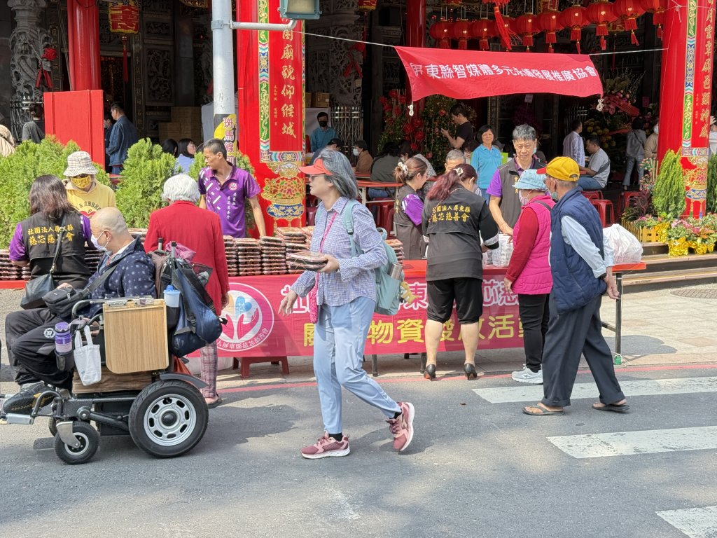 5,000 份愛心，溫暖了寒意新春；心底慈善的溫度，也是文明的厚度….