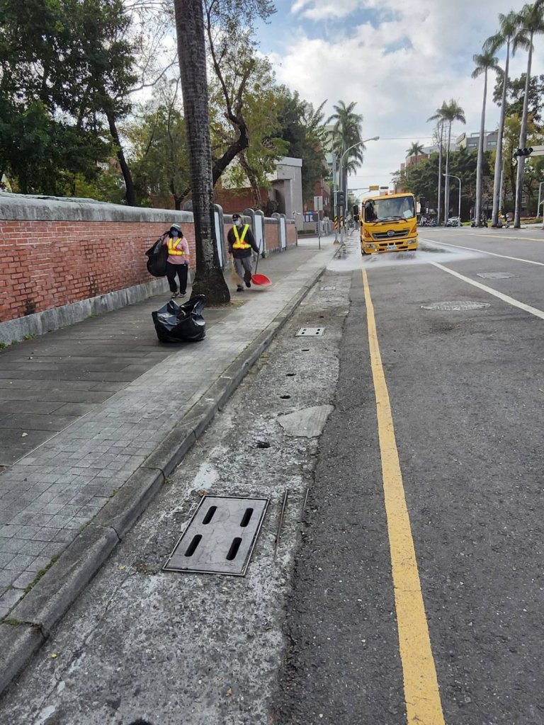 「五天年街落幕，仁愛路瞬間回復潔淨——屏東市民讚屏東市公所行動力！」