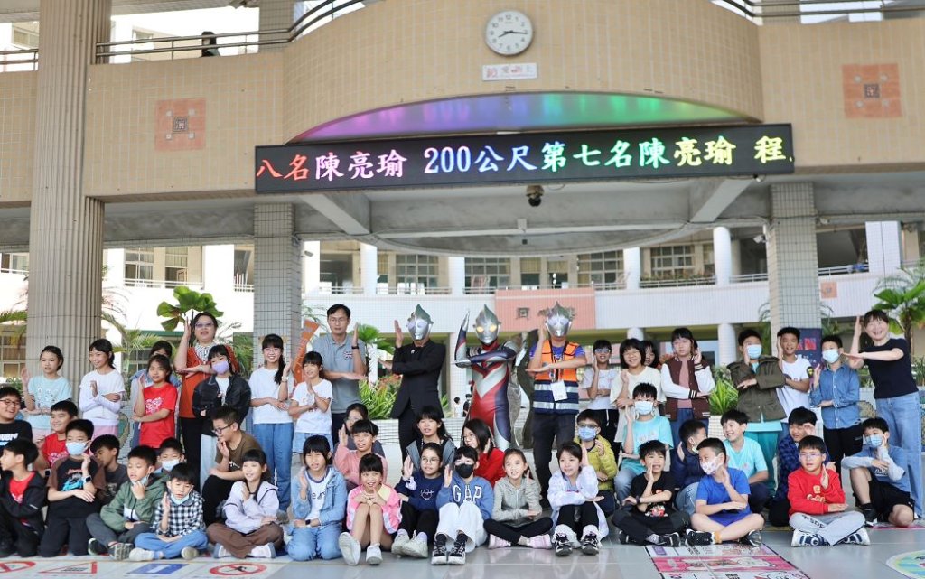 史上最長寒假後最熱血開學！新上國小「超人三部曲」最終章　超人力霸王現身迎學子