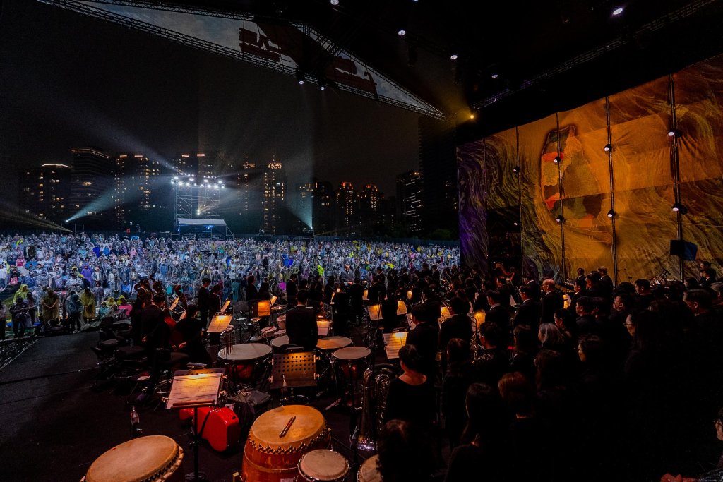 《佇在我心FORMOSA》二二八紀念草地音樂會 微雨中高美館草登場 以樂音歌聲影像串接 獻給曾勇敢守護台灣的每一個人