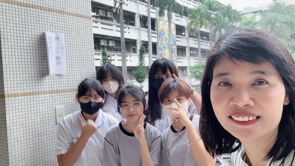 光華國中元宵節「跨域燈謎牆」很燒腦，學生腦力全開破解過關搶紅包