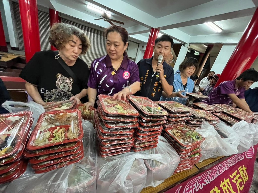 里港媽祖廟社團法人慈芯慈善會發放愛心便當 溫暖在地弱勢