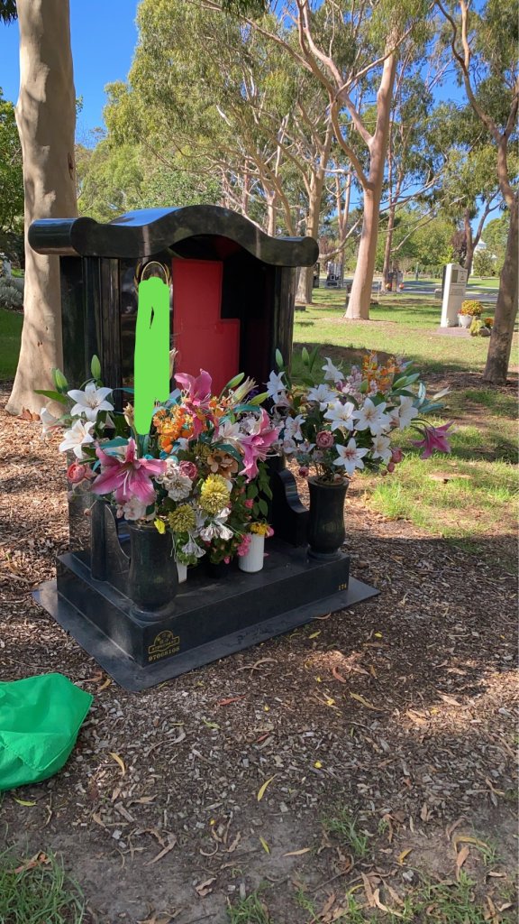 太太不在世上  墓碑預先刻先生名字  死則同穴