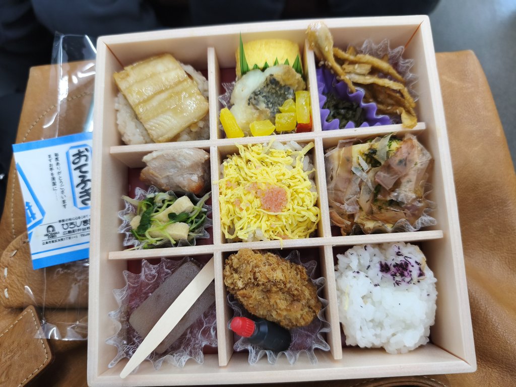 廣島燒、炸牡蠣、星鰻入盒　廣島大學便當成車站人氣美食