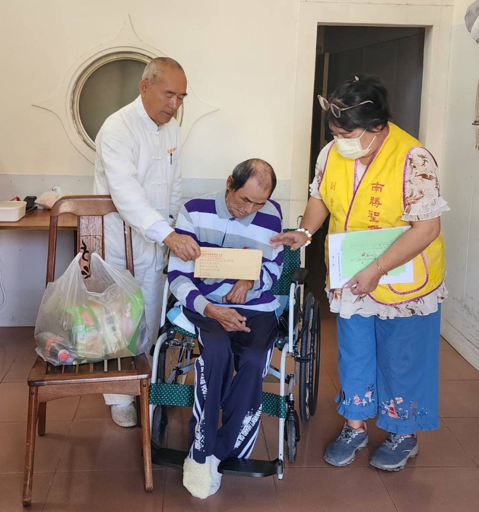 旗山孝子獨力照顧中風父　慈善團體伸援手送暖