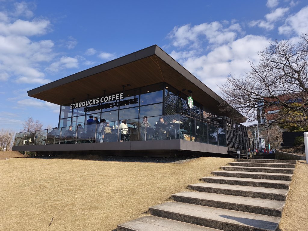 日本最美星巴克   一杯咖啡配雪山美景