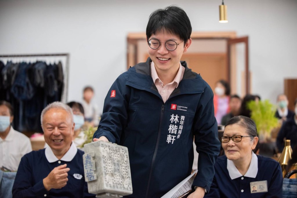 公部們青年走進慈濟環保站 林楷軒強調落實循環經濟的價值