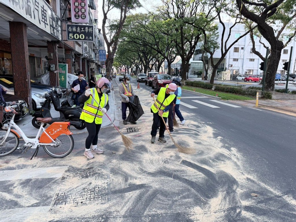 路面變「死亡滑道」！油漏釀連環摔　三民區2騎士瞬間翻車