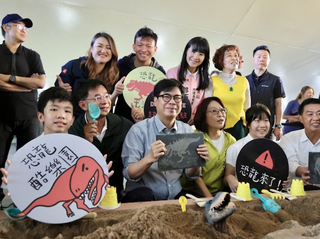 2026高雄兒童節「恐龍酷樂園」4/3熱鬧開幕 市長陳其邁現身衛武營與民眾同樂、體驗化石挖掘
