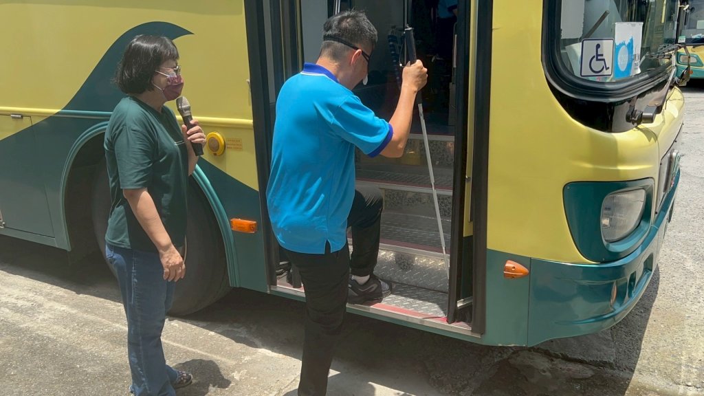 盲人世界  行動很辛苦