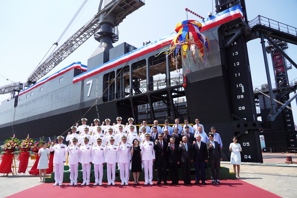 台船公司承造海軍新建浮塢下水