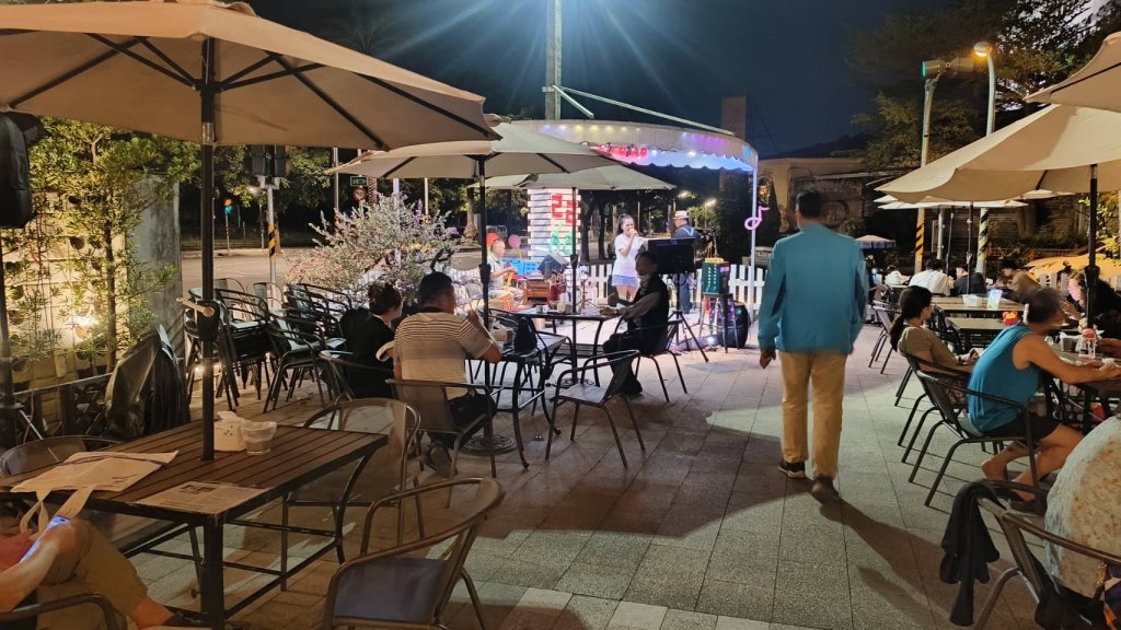 台糖街65號  倉庫咖啡  戶外夜間演唱