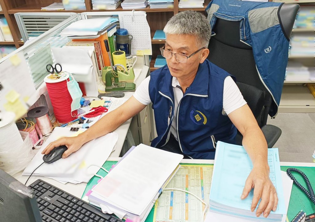 營造公司擁百萬名車卻欠勞健保費 書記官扣押工程款奏效，保障勞工權益