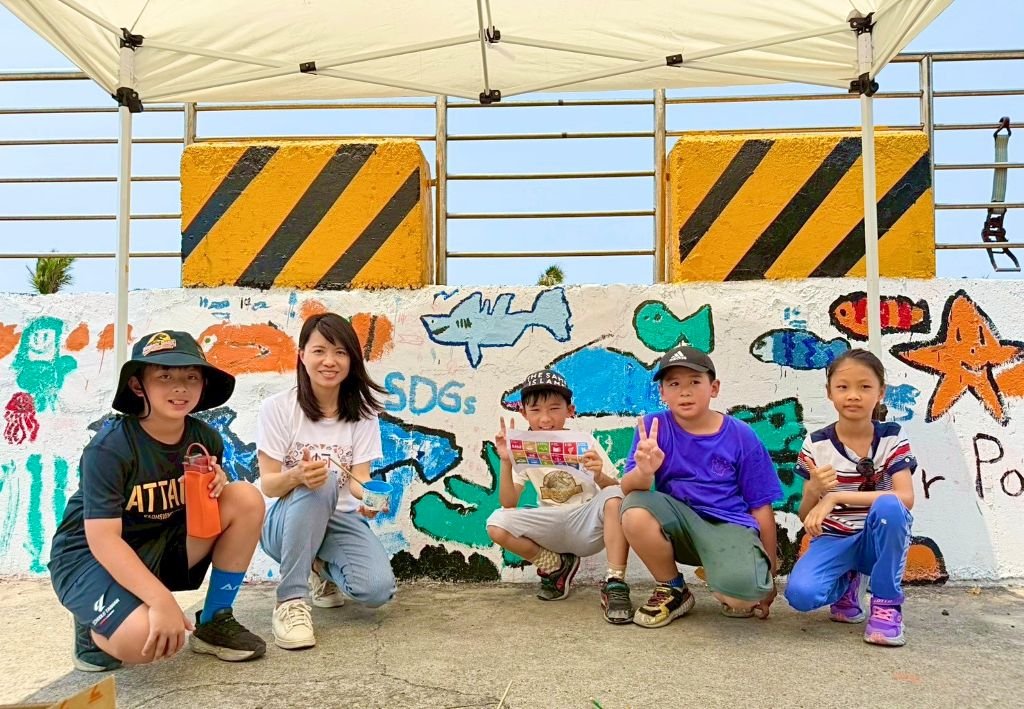 海岸換新裝！蚵寮國小親師生、校友、祖孫共創「記憶牆」，繪出蚵仔寮百年漁火與烏金傳奇