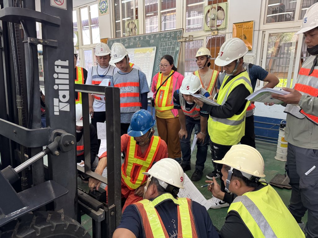 培養堆高機駕馭技術人員   外勞為工作努力研習