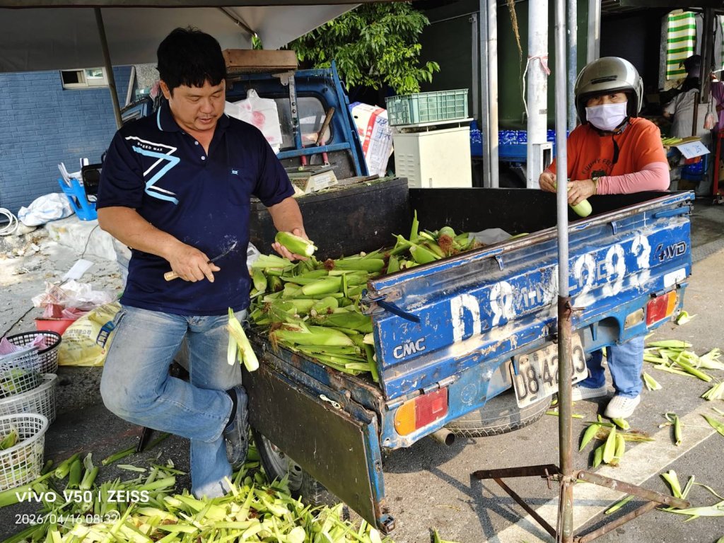 建國市場  汽車旅館前面玉米攤販  和客人聊天有深度