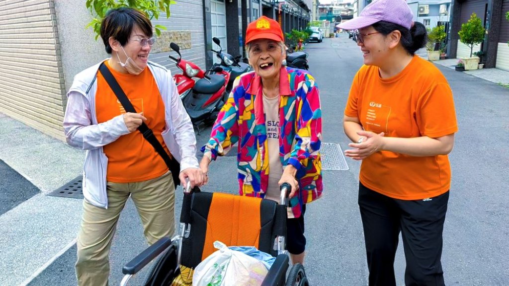 弘道屏東送溫馨，73歲柬埔寨奶奶來台30年驚喜首次過母親節 74歲阿嬤最棒母親節禮物就是從臥床到重新站起來