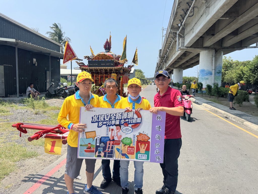 搭神明列車  政令宣導 - 林邊警義消充當「扛轎哥」防火宣傳