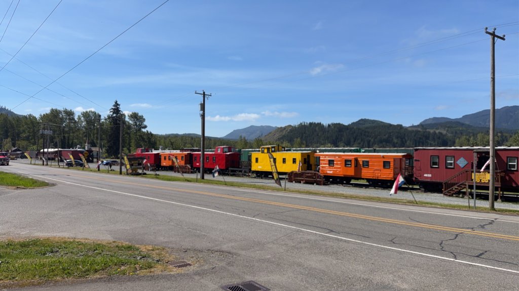 美國西雅圖  活火山下湖泊  湖畔的火車車廂餐廳  色彩繽紛