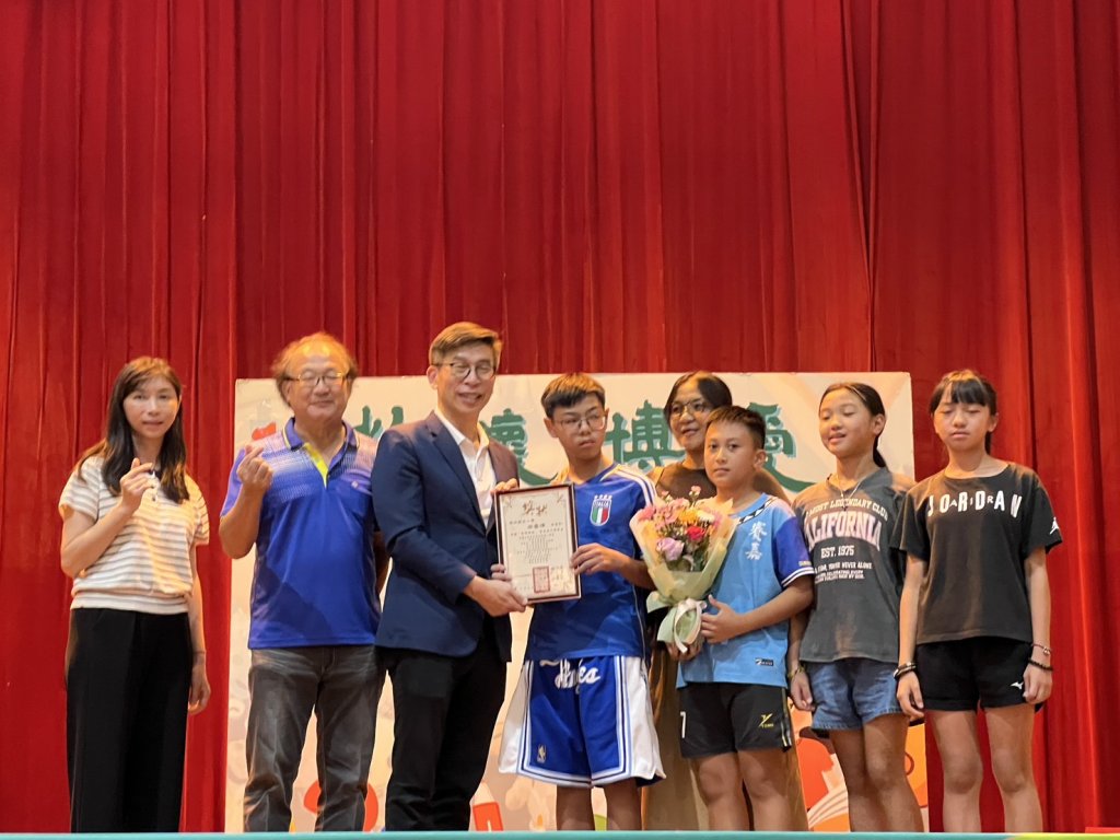鍾佳濱捐選舉補助款匯聚愛心有成，發行特刊隆重頒獎