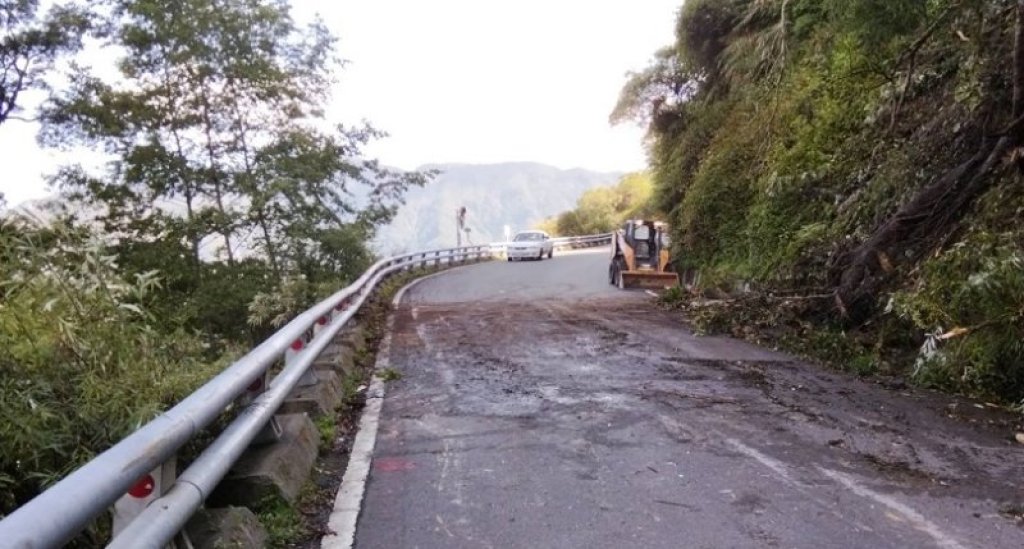 南橫高雄市桃源路段  樹石擋道  今移除障礙